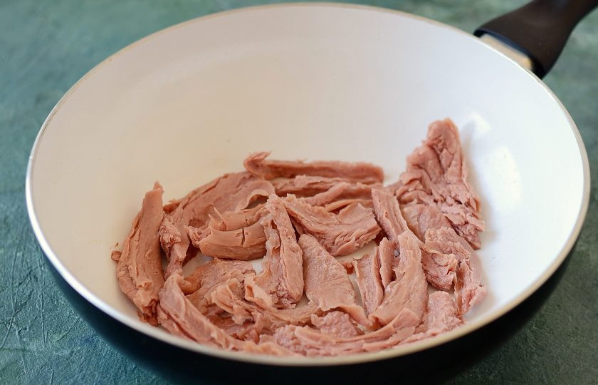 1. Этап. Шаурма с соевым мясом: Соевое мясо промойте в холодной воде и отожмите. Разогрейте сковороду с небольшим количеством масла и обжарьте соевое мясо до румяной хрустящей корочки. В процессе жарки прижимайте его лопаточкой, чтобы испарялась лишняя жидкость.