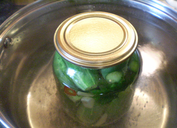 1. Этап. Закатка огурцов в литровые банки: Ставим в кипящую воду стерилизоваться банки на 5 минут с момента закипания. Потом наливаем уксус и закатываем банку. Переворачиваем до полного остывания.