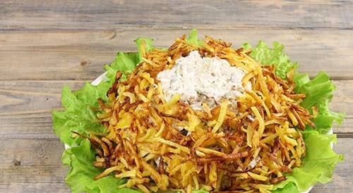 1. Этап. Салат Гнездо глухаря с огурцом: 8. Вот таким образом распределите картофель, имитируя гнездо.