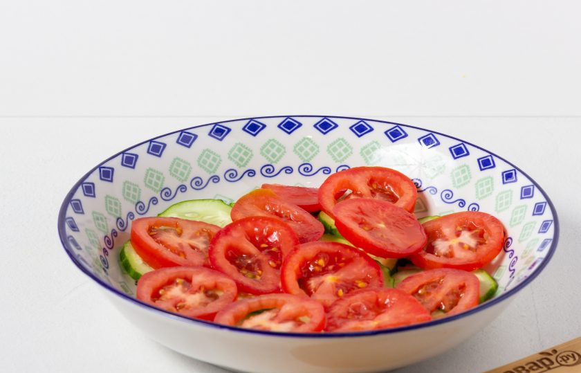 1. Этап. Салат Ахцан: Второй – слой помидоров, нарезанных кружочками или полукругом. И повторяем слои ещё 1-2 раза.