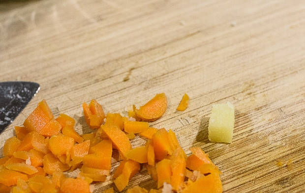 1. Этап. Столичный салат: 5. Морковь можно также нарезать или натереть на терке.