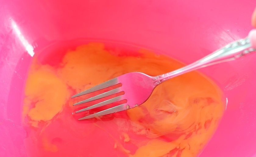 1. Этап. Овсяные блинчики: 3. В миску вбейте куриное яйцо и разболтайте его вилкой.