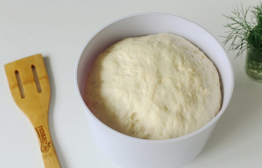 1. Этап. Чесночные пампушки на кефире: Подошедшее тесто необходимо обмять.