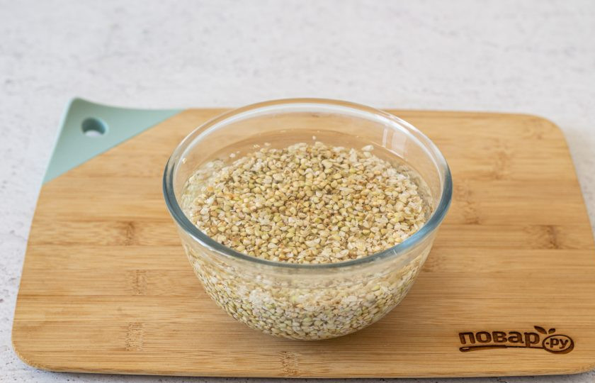 1. Этап. Пасха из зеленой гречки: Зеленую гречку заранее замочите на ночь или прорастите. Промойте, обсушите.