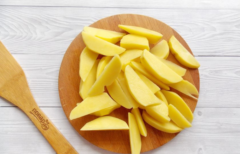 1. Этап. Картофельные дольки с чесноком: Нарежьте картошку дольками.