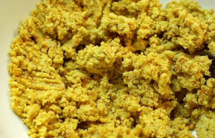 1. Этап. Пирог с лимонной начинкой: Затем к печенью добавляем маргарин и 2 столовые ложки сахара. Хорошенько перемешиваем до однородной массы.