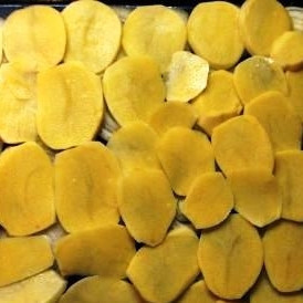 1. Этап. Мясо по-французски из куриного фарша: Картофель чистим, нарезаем тонкими ломтиками и выкладываем на лук.