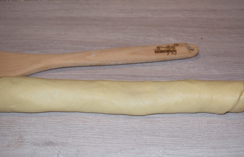 1. Этап. Плюшки с сахаром из дрожжевого теста: Сверните тесто в рулет.