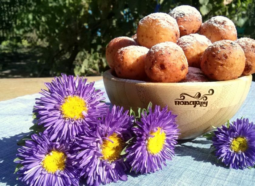 1. Этап. Пончики из творога: 6. Перед подачей посыпьте пончики из творога сахарной пудрой или полейте сиропом. Приятного аппетита!