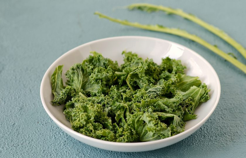 1. Этап. Смузи из кейла: Кейл помойте, обсушите. Отделите листья от стеблей. Для смузи используйте только листья.