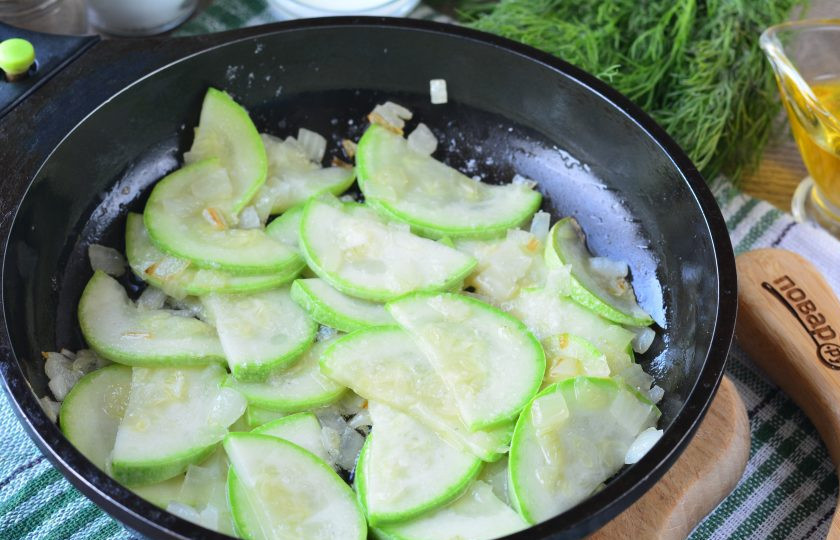 1. Этап. Фетучини с кабачками: Всыпьте кабачки к луку, обжаривайте овощи вместе еще 3-4 минуты, помешивая. Посолите и поперчите по вкусу.