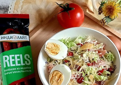 1. Этап. Овощной салат с колбасными снеками: Перемешиваем тщательно и по желанию солим. Я не солила. Сверху посыпаем сыром натёртым. Я использую Пармезан. Мне соли хватило от майонеза и сыра. Яйцо в салат я не буду резать. Яйца будем есть вприкуску с салатом. Так вкусней.