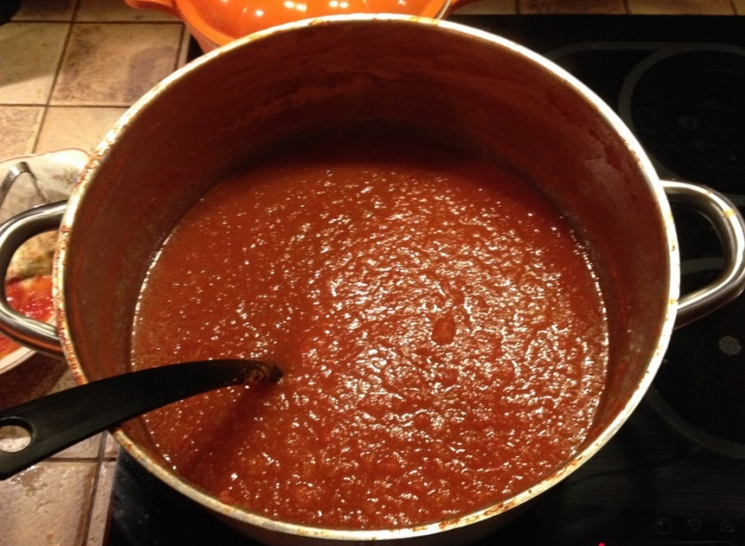 1. Этап. Маринованные грузди в томате: 4. Когда закипит - добавим болгарский перец, давленный чеснок, солим и перчим по вкусу. Немного проварим, удалим из соуса все крупные ингредиенты.