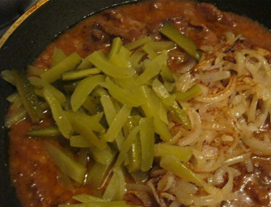 1. Этап. Говядина по-азербайджански: 3. Добавим огурцы, чеснок и обжаренный лук.