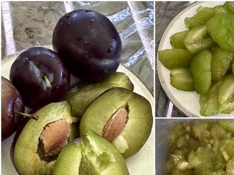 1. Этап. Харчо с орехами и сливой: Пока бульон томился – готовился. Сливы. Ну нет уже зелёных, настоящих ткемали, увы. Купил вот такие. Они, конечно, сладковатые, но с хорошей такой кислинкой. Косточки удалил, почистил. Косточки и шкурки в супе – лишнее. Мелко нарезал и отставил до поры.