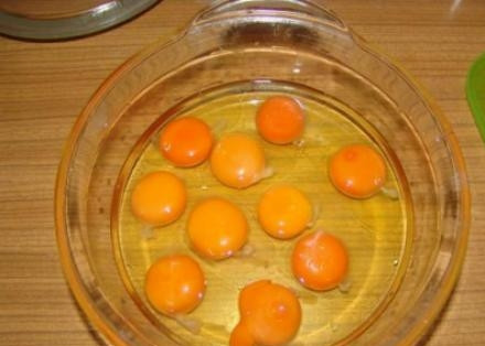 1. Этап. Кулич на дрожжах: 10 яиц соедините с солью. Немного взбейте.