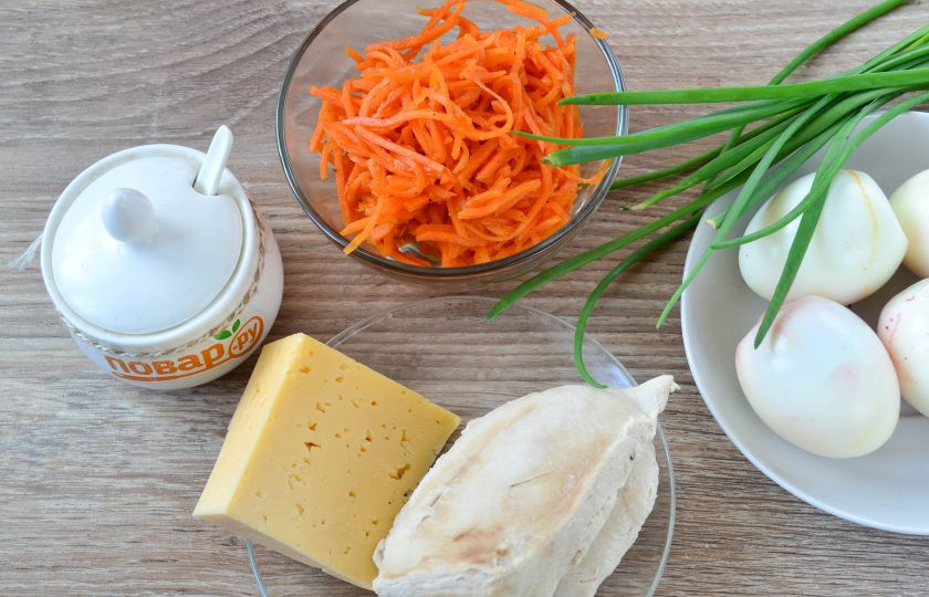 1. Этап. Салат Солнышко на Пасху: Подготовьте все необходимые ингредиенты. Яйца сварите вкрутую, куриную грудку отварите до готовности в слегка подсоленной воде (можно также добавить в воду несколько горошин душистого перца, лавровый листик, и у вас получится отличный бульон). Морковь по-корейски можно приготовить самостоятельно, а можно купить готовую, я так и сделала.