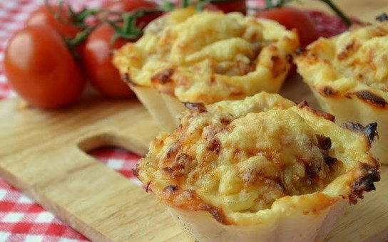 1. Этап. Куриные тефтельки в картофельных корзиночках: 7. Готовые корзиночки не достаю из формы, а остужаю, затем уже вынимаю и подаю к столу. Приятного аппетита!