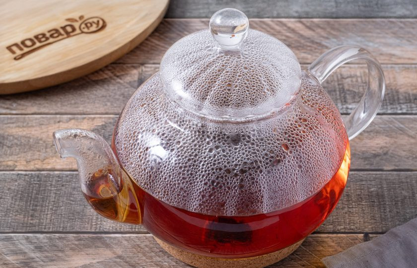 1. Этап. Чай с молоком и медом: В заварочный чайник добавьте черный чай. Влейте горячую воду. Накройте чайник крышкой и оставьте завариваться на 10-12 минут.