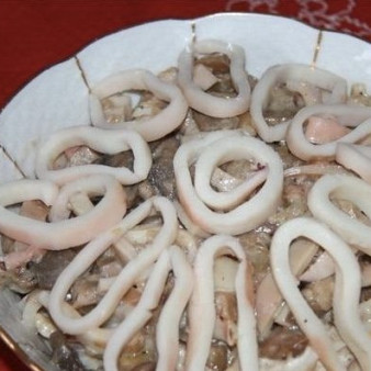 Салат из кальмаров и шампиньонов