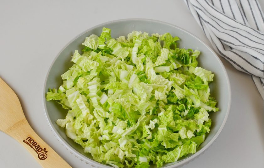 1. Этап. Рецепт салата с пекинской капустой и курицей: Пока мясо отдыхает, нарежьте пекинскую капусту. Выложите в большой салатник.