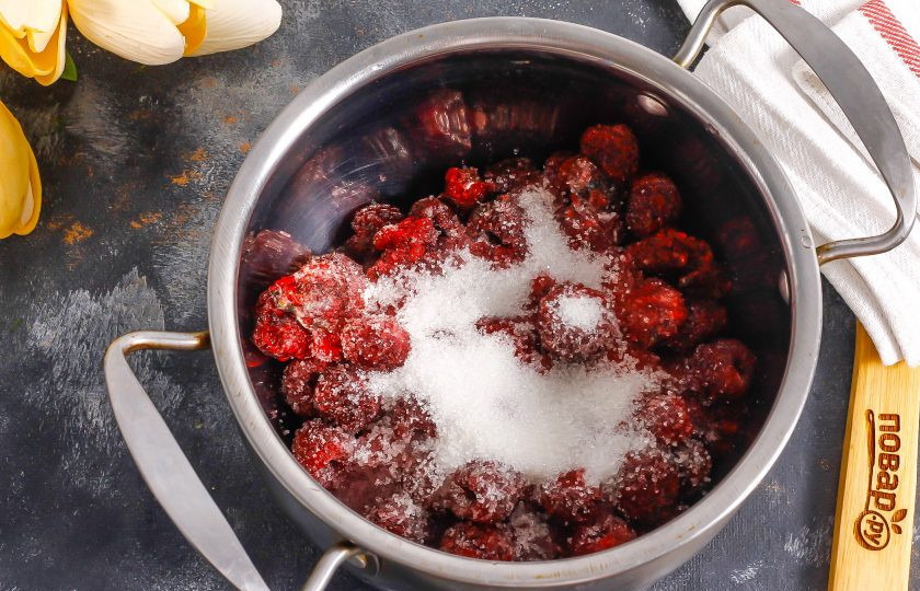 1. Этап. Силт из малины на зиму: Воду слейте, ягоды пересыпьте в казан или кастрюлю. Добавьте сахарный песок и перемешайте. Поместите емкость на плиту и доведите до кипения выделившийся из малины сок. Перемешайте и проварите примерно 10 минут на умеренном нагреве. При этом старайтесь массу перемешивать, чтобы все ягодки раздавились. Выключите нагрев и остудите все примерно 30-40 минут.