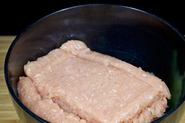 1. Этап. Котлеты из курицы и капусты: 2. Добавьте фарш.