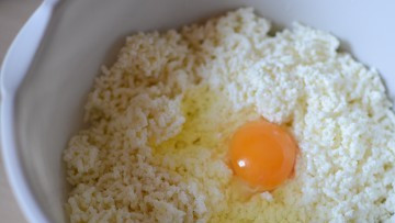 1. Этап. Вареники творожные ленивые: Творог протереть и смешать с яйцами.