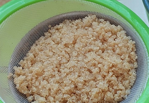 1. Этап. Салат с чукой, редисом и киноа: Киноа откинуть на сито, немного охладить. Удобно использовать крупу, сваренную накануне.