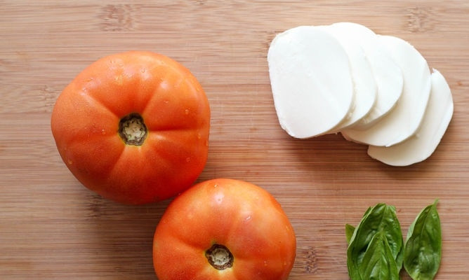 1. Этап. Помидоры с моцареллой и базиликом: 1. А вот и главные ингредиенты нашего блюда.