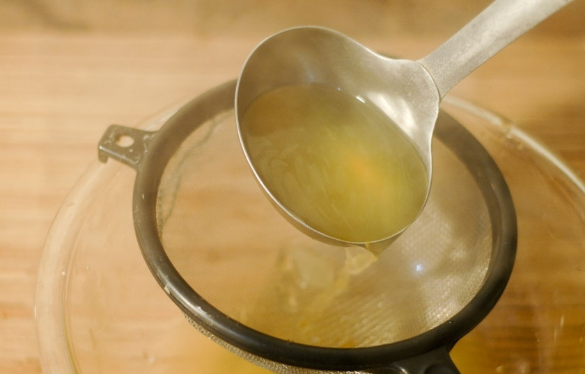 1. Этап. Вегетарианский бульон: Дуршлагом уберите все овощи. Слейте вегетарианский бульон в чашку через сито, чтобы не осталось никаких остатков овощей. Видите, как просто приготовить вегетарианский бульон дома.