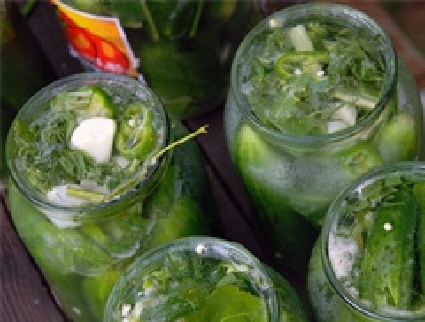 1. Этап. Консервированные огурцы без уксуса: Через трое суток сливаем рассол, цедим, кипятим 15 минут. Добавить сахар (по желанию). Огурцы в банках два раза промываем холодной водой. Заливаем горячим рассолом и закатываем.