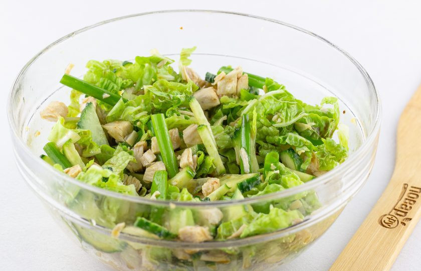 1. Этап. Салат Киото: Заправьте салат соусом и дайте постоять 5-10 минут, затем выложите на блюдо и украсьте блинчиками. Блинчики также можно вмешать в основную массу салата.