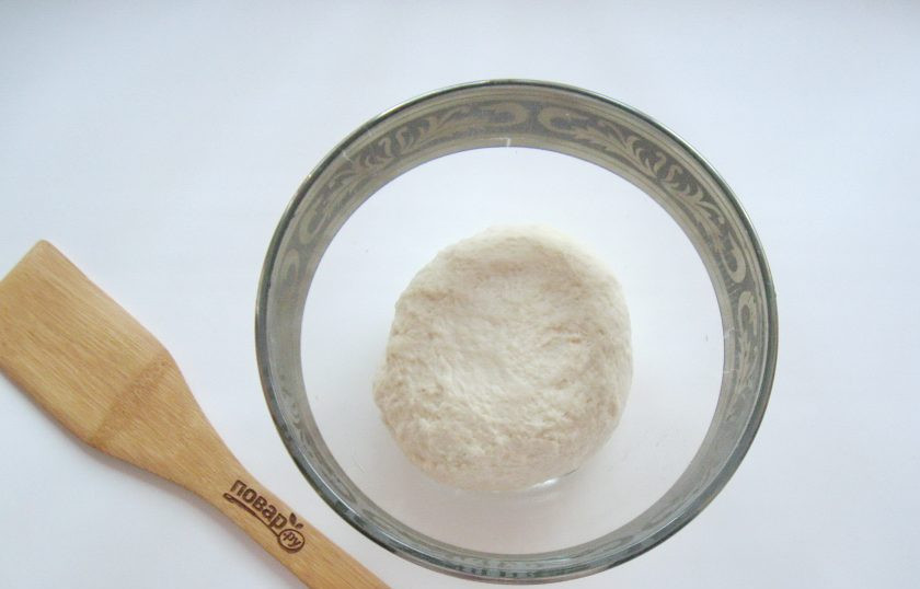 1. Этап. Пончики Бомболони: Замесите мягкое, эластичное тесто. Накройте его пищевой пленкой и поставьте в теплое место.