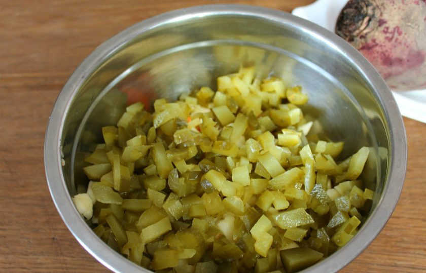 1. Этап. Винегрет с жареным луком: Добавляем нарезанные соленые огурцы.