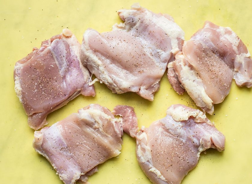 1. Этап. Куриные бедрышки на сковороде: 1. Куриные бедра без костей и кожи вымойте, затем оботрите салфетками и с обеих сторон посыпьте солью, молотым перцем.