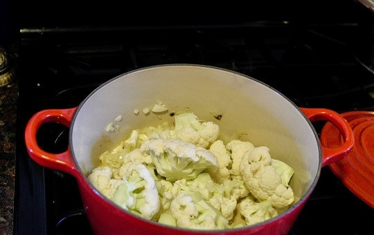 1. Этап. Сливочный суп с цветной капустой: 3. Через минуту добавьте капусту.