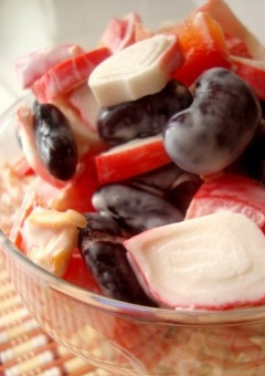 1. Этап. Фасолевый салат: К фасоли добавить нарезанные крабовые палочки и перец. Добавить майонез. Перемешать. Салат готов. Приятного аппетита!