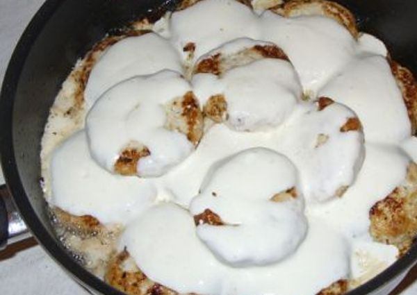 1. Этап. Биточки из куриного фарша: Измельчите чеснок и смешайте его со сметаной, горчицей и мукой. Полученной смесью залейте биточки.