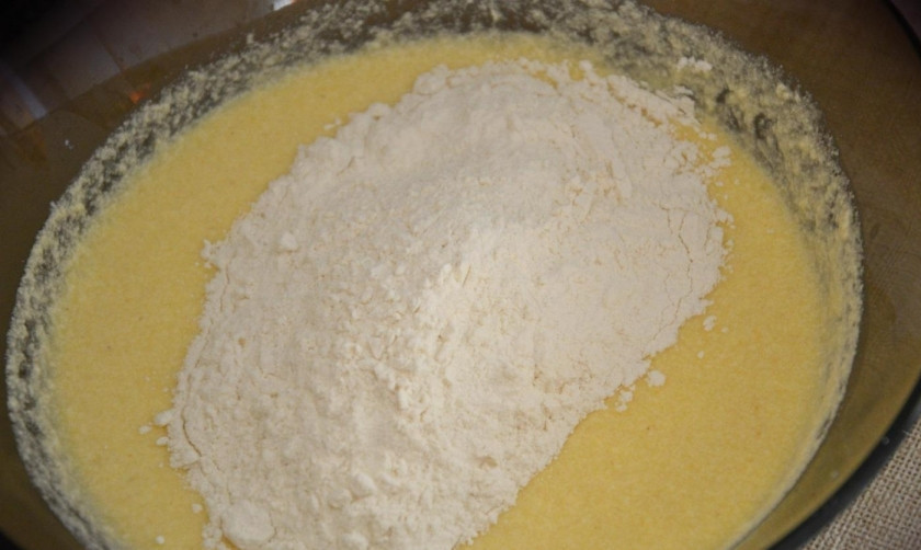 1. Этап. Манник с творогом в духовке: 5. Просеиваю пшеничную муку и всыпаю ее в миску.