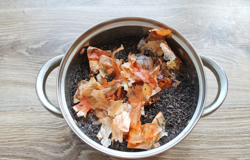 1. Этап. Скумбрия в бутылке как копченая: Луковую шелуху сполосните и выложите в кастрюлю с чаем. Поставьте на средний огонь и доведите до кипения.