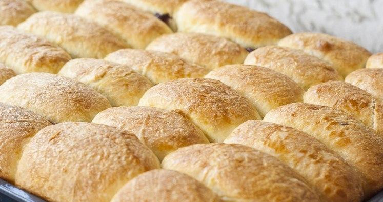 1. Этап. Булочки с джемом: Готовые булочки слегка присыпать сахарной пудрой и подавать к столу. Другого выбора у вас нет - все домашние сами слетятся на запах :)