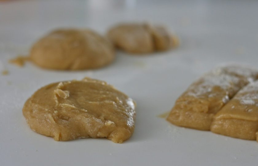 1. Этап. Корж для Медовика: 1. В миску вбейте куриные яйца и взбейте их с сахаром, затем добавьте соду и жидкий мед. Растопите сливочное масло и влейте его к яйцам. Отправьте кастрюлю на огонь и постепенно вводите муку, все время перемешивая. Разделите тесто на 15 частей.