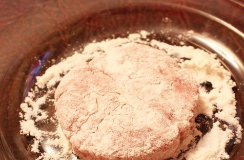 1. Этап. Биточки из свиного фарша: Теперь лепим из фарша небольшие плоские биточки и обваливаем их в муке.