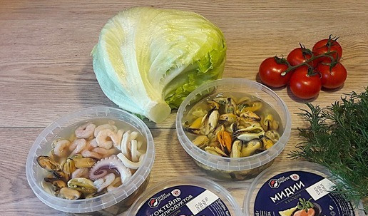 1. Этап. Салат с коктейлем из рассольных морепродуктов: Морепродукты достать из рассола. Овощи и зелень помыть и обсушить.