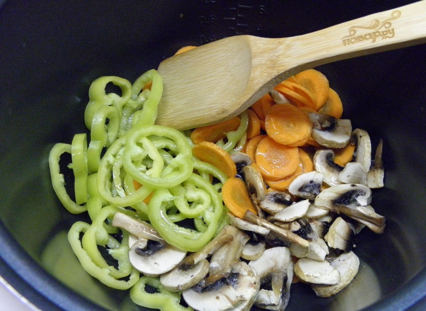 1. Этап. Свинина, тушенная кусочками: На трех столовых ложках масла обжарьте овощи пять минут до появления красивого румянца. Режим 