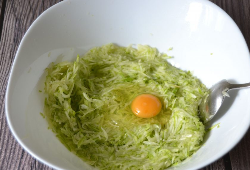 1. Этап. ПП оладьи: Вбейте яйцо, посолите по вкусу.