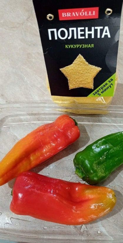 1. Этап. Запеканка с кукурузной полентой: Перец запечь при 200 градусах до мягкости, затем дать ему остыть и очистить, мякоть нарезать полосочками.