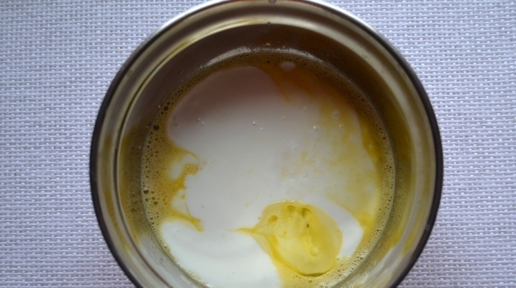 1. Этап. Пицца без дрожжей на кефире: 2. Затем влейте кефир и добавьте соду, еще раз хорошенько все размешайте.