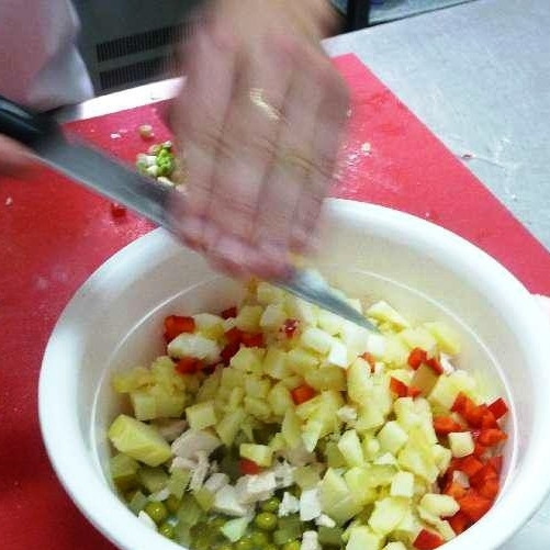 1. Этап. Салат Столичный: Соединяем все нарезанные ингредиенты, а также консервированный горошек.